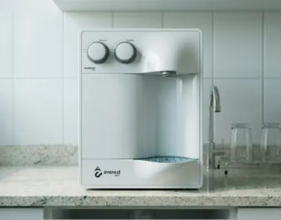 Purificador de água branco Everest com duas torneiras e dois copos de vidro sobre bancada clara, representando um modelo eficiente para economizar energia em casa.
